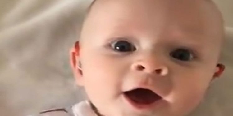 Η «ανεκτίμητη» στιγμή όταν ένα κωφό μωρό ακούει τη φωνή της μητέρας του για πρώτη φορά