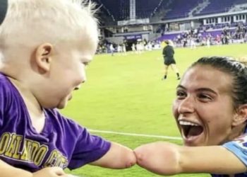 Αθλήτρια χωρίς χέρι συναντά μικρό αγόρι με την ίδια ιδιαιτερότητα