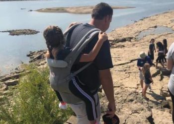 Δάσκαλος μεταφέρει στην πλάτη του ανάπηρη μαθήτρια σε κάθε εκδρομή