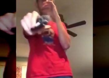 Πιτσιρικάς ραπάρει με όπλο, αυτό εκπυρσοκροτεί και μπουκάρει η μάνα του ουρλιάζοντας