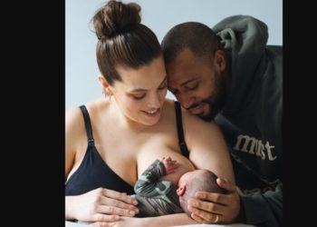 Η Άσλεϊ Γκράχαμ θηλάζει το γιο της