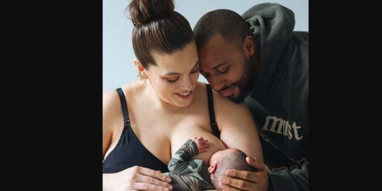 Η Άσλεϊ Γκράχαμ θηλάζει το γιο της