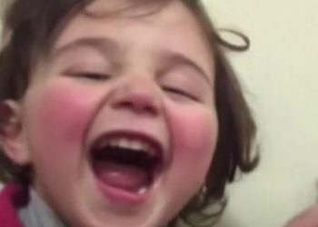 Ο «ηρωικός» μπαμπάς διδάσκει το μικρό κορίτσι να γελάει καθώς πέφτουν οι βόμβες  στη Συρία