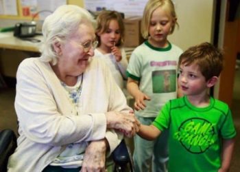 Ένωσαν γηροκομείο και νηπιαγωγείο και το αποτέλεσμα είναι μαγικό