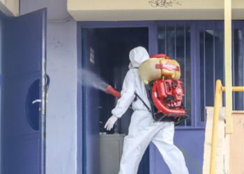 Κορονοϊός: Εν αναμονή αποφάσεων για το κλείσιμο σχολείων και μέτρα σε χώρους δημοσίων συναθροίσεων