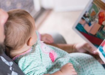 Πως το να διαβάζεις βιβλία στα παιδιά για να κοιμηθούν μπορεί να τα κάνει πιο έξυπνα και ευγενικά