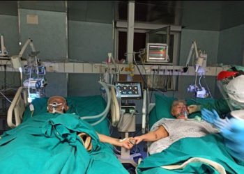 Ένα ηλικιωμένο ζευγάρι Ιταλών γιόρτασε την 50η επέτειο του γάμου τους, πιασμένη χέρι χέρι από τα νοσοκομειακά κρεβάτια τους, ενώ θεραπεύονται από τον κορωνοϊό