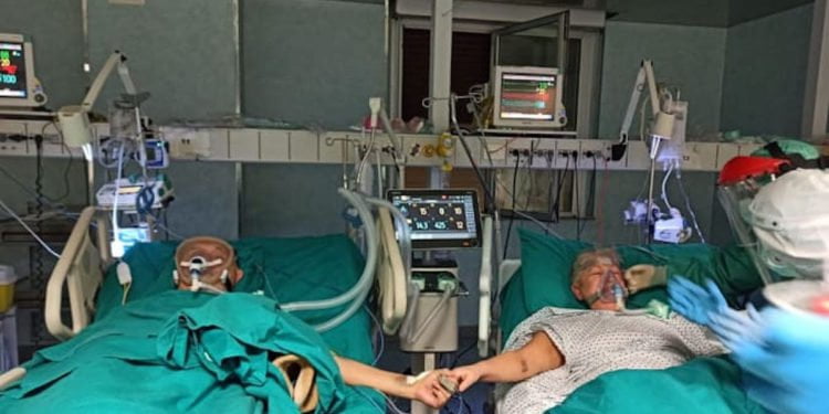 Ένα ηλικιωμένο ζευγάρι Ιταλών γιόρτασε την 50η επέτειο του γάμου τους, πιασμένη χέρι χέρι από τα νοσοκομειακά κρεβάτια τους, ενώ θεραπεύονται από τον κορωνοϊό