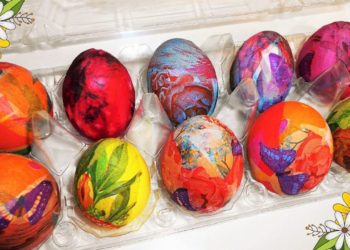 Σούπερ ιδέα! Πώς θα βάψεις τα αυγά με χρωματιστή χαρτοπετσέτα