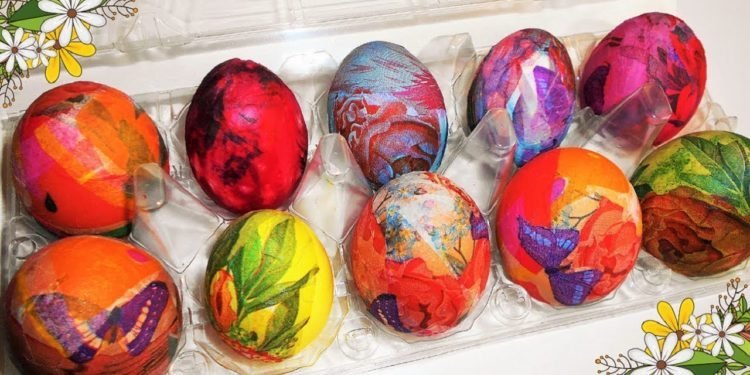 Σούπερ ιδέα! Πώς θα βάψεις τα αυγά με χρωματιστή χαρτοπετσέτα